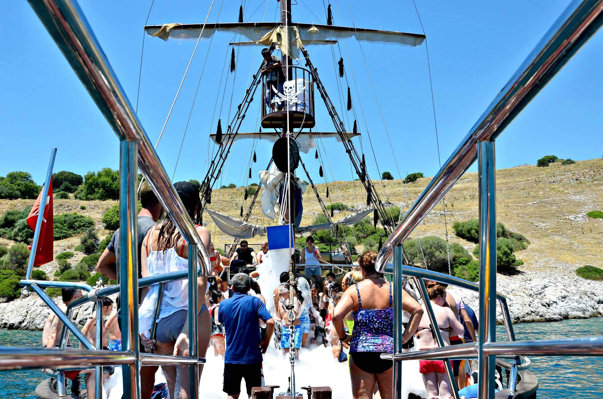 Kuşadası’nda Tekne Turu Yaparken Hangi Aktiviteleri Keşfetmelisiniz?