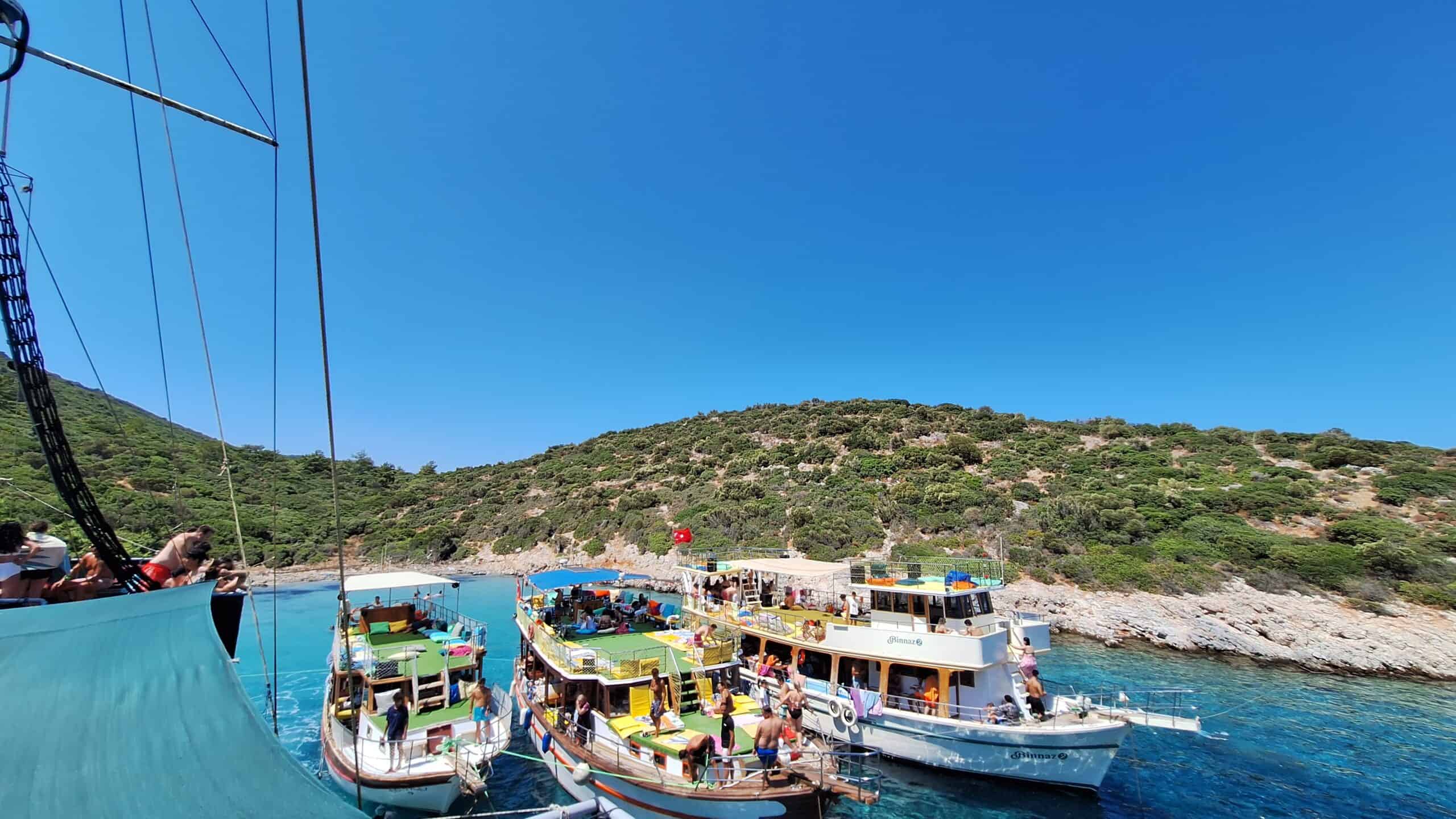 What Makes a Romantic Boat Tour the Perfect Date Experience?