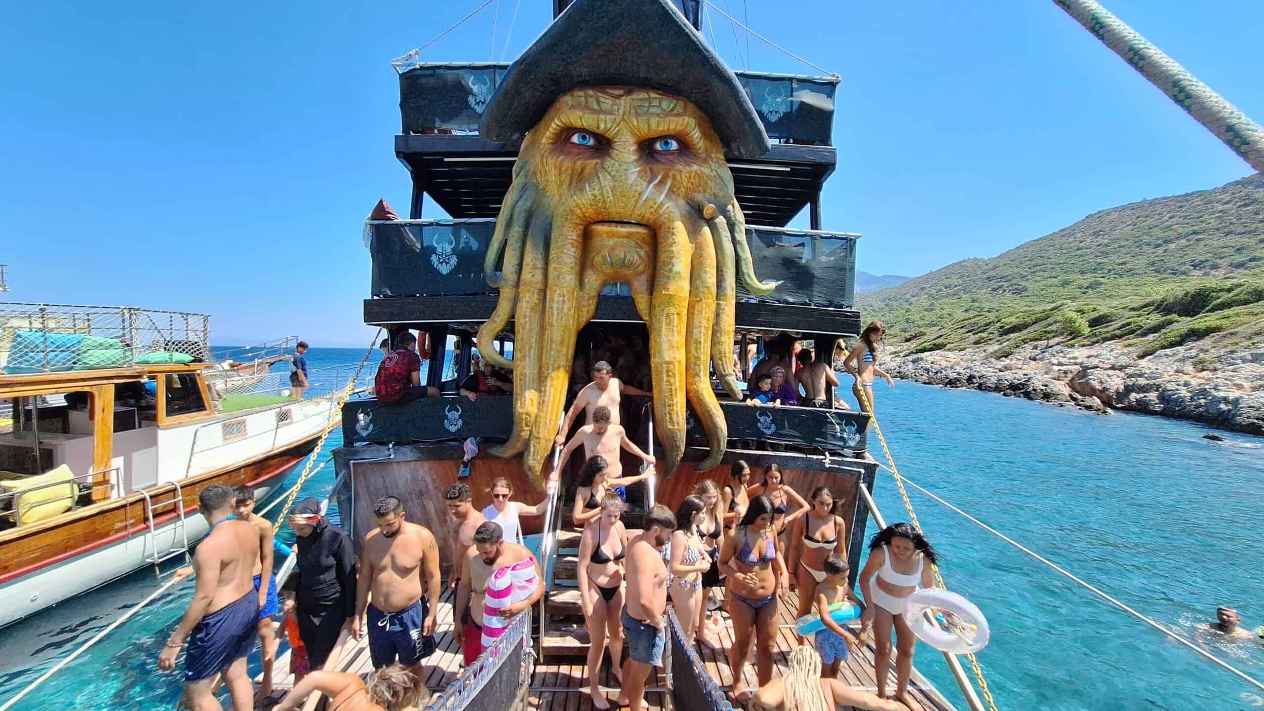 What Hidden Gems Can You Discover on a Boat Tour in Kuşadası?