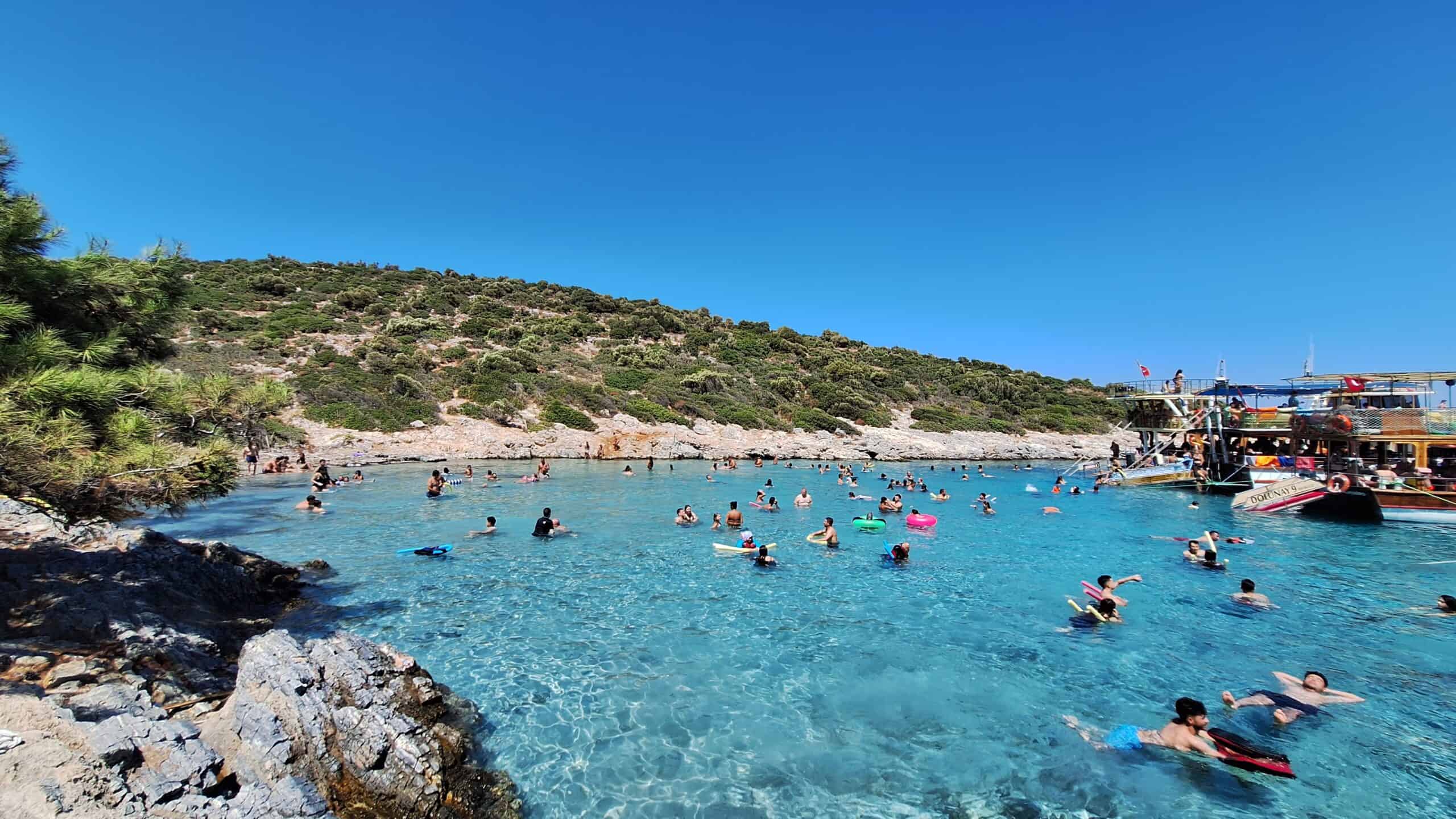 How Can You Enjoy the Seas with Boat Tour Activities?