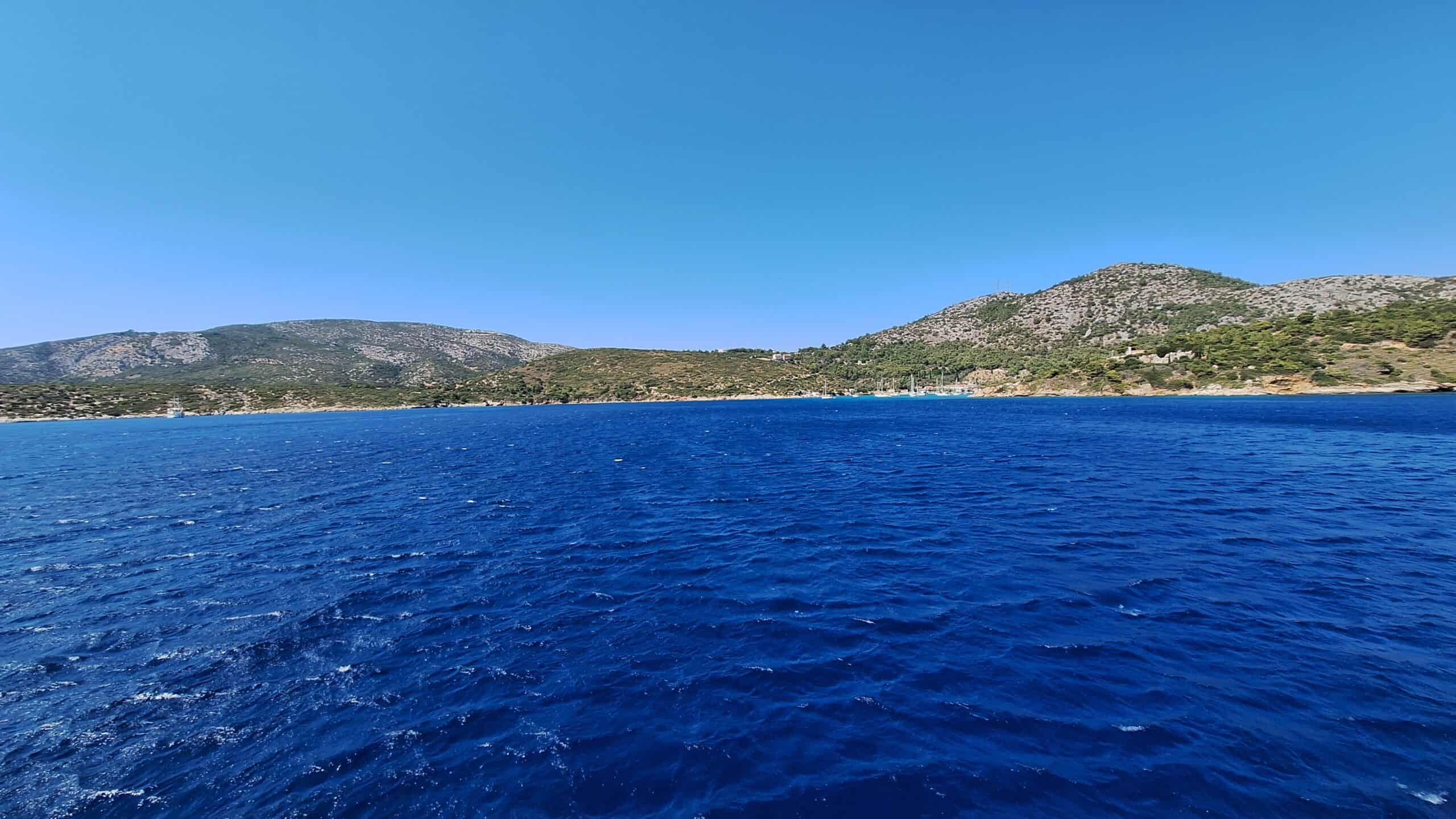 Which coves are visited on the Kuşadası boat tour?