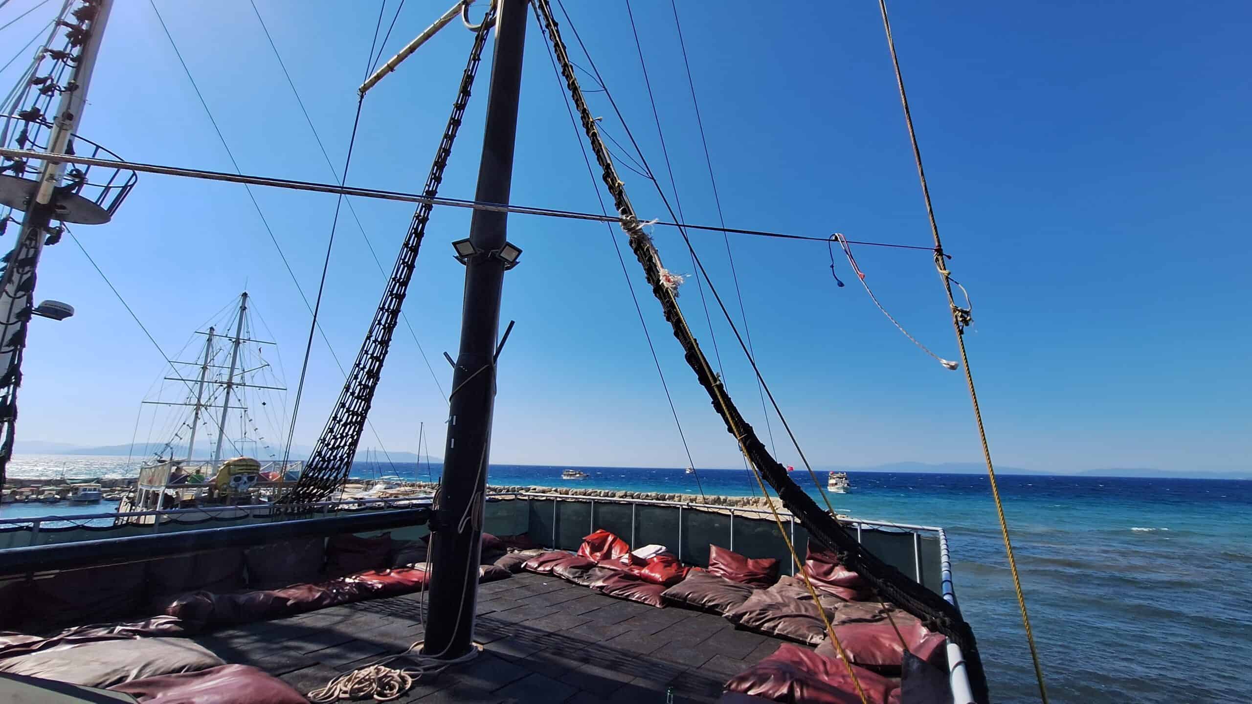 What Are the Best Ways to Discover Hidden Coves on Boat Tours?